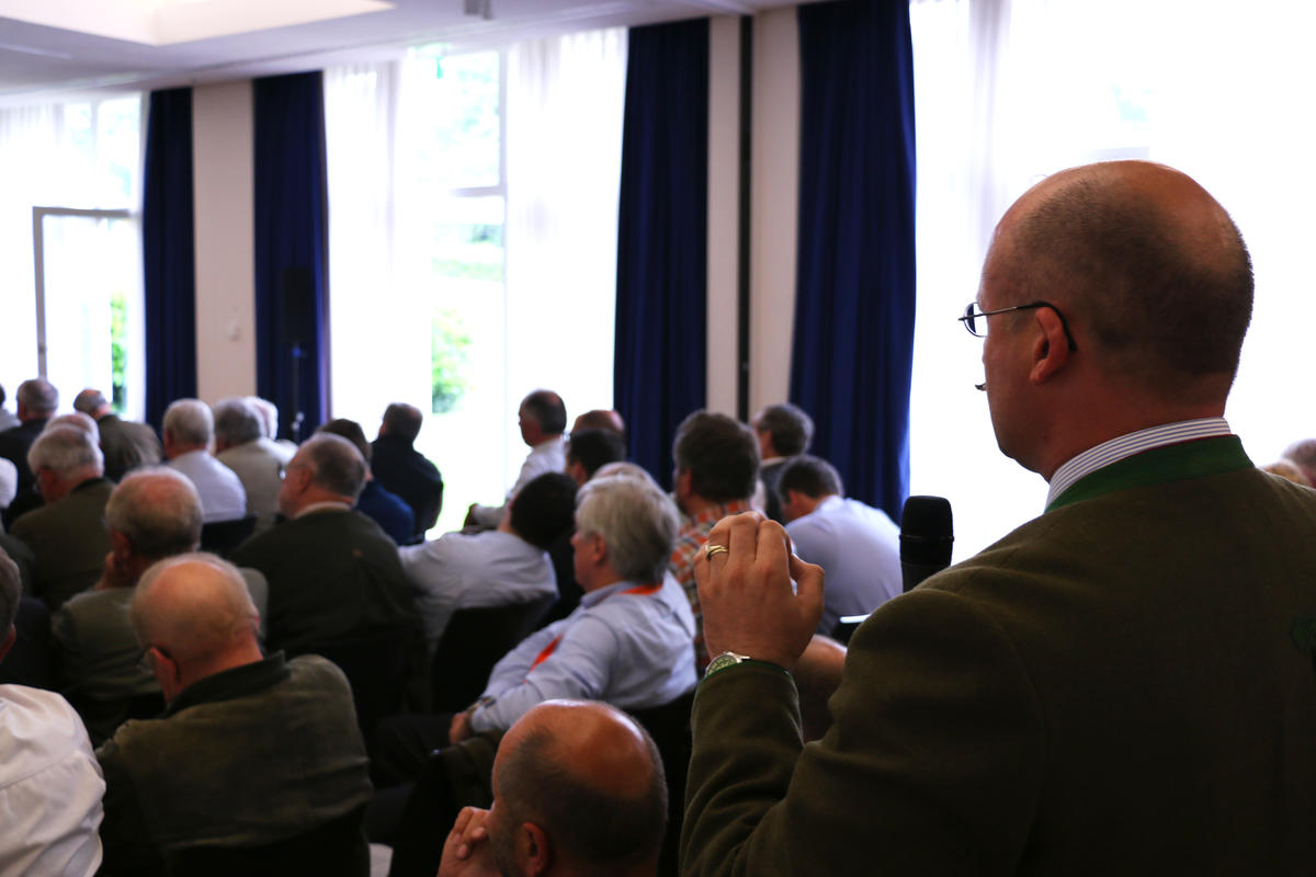 Alexander Michel, Geschäftsführer des LJV Hessen, und weitere Teilnehmer beteiligen sich aktiv an der Diskussion. 