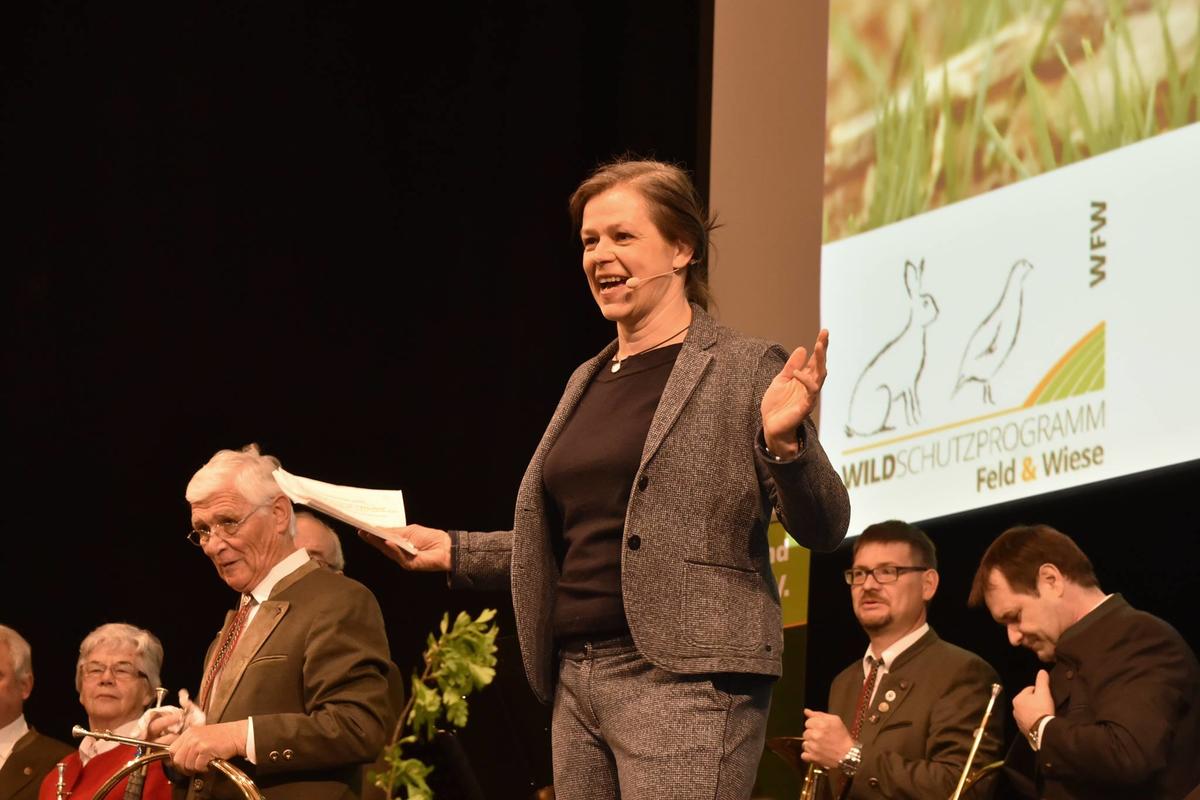 Dr. Tanja Busse übernimmt die Moderation mit den Gästen aus Politik, Jagd, Wissenschaft und Naturschutz. (Quelle: Milinski/DJV)