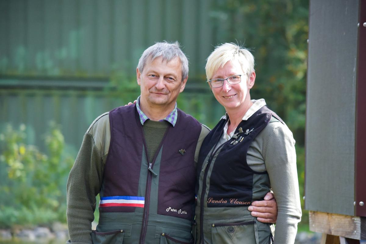 Die befreundeten Schützen Sandra Clausen und Peter Rothe haben sich vor Jahren auf dem Schießstand kennen gelernt. Sie reisten aus Schleswig-Holstein an. Herr Rothe kam durch seinen Schwiegervater zur Jagd, Frau Clausen durch ihren Mann. (Quelle: Milinski/DJV)