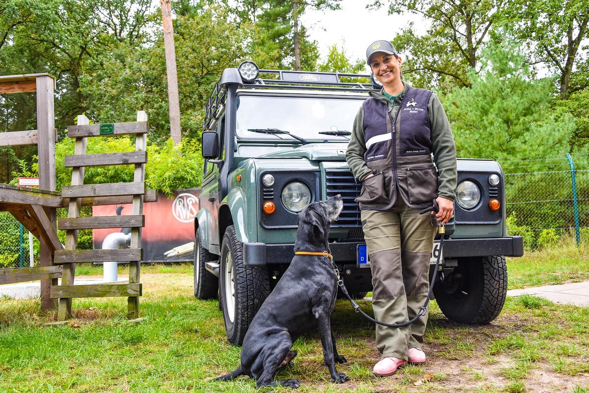 Für Aline-Nyree Baier ist es die erste Bundesmeisterschaft. Bei der Landesmeisterschaft in Hessen holte sie sich Bronze. Schon im Alter von 12 Jahren begleitete sie ihren Opa auf der Jagd. Seit 2017 ist Bruno ihr ständiger Begleiter. (Quelle: Kapuhs/DJV)
