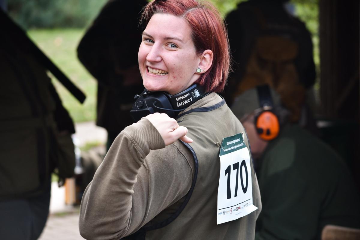 Tomke Bartels (23) kommt aus Bremen und besitzt in der vierten Generation den Jagdschein. Die Freude ist groß: Sie erhält bei ihrer zweiten Teilnahme die Schießleistungsnadel Gold. (Quelle: Quante/DJV)
