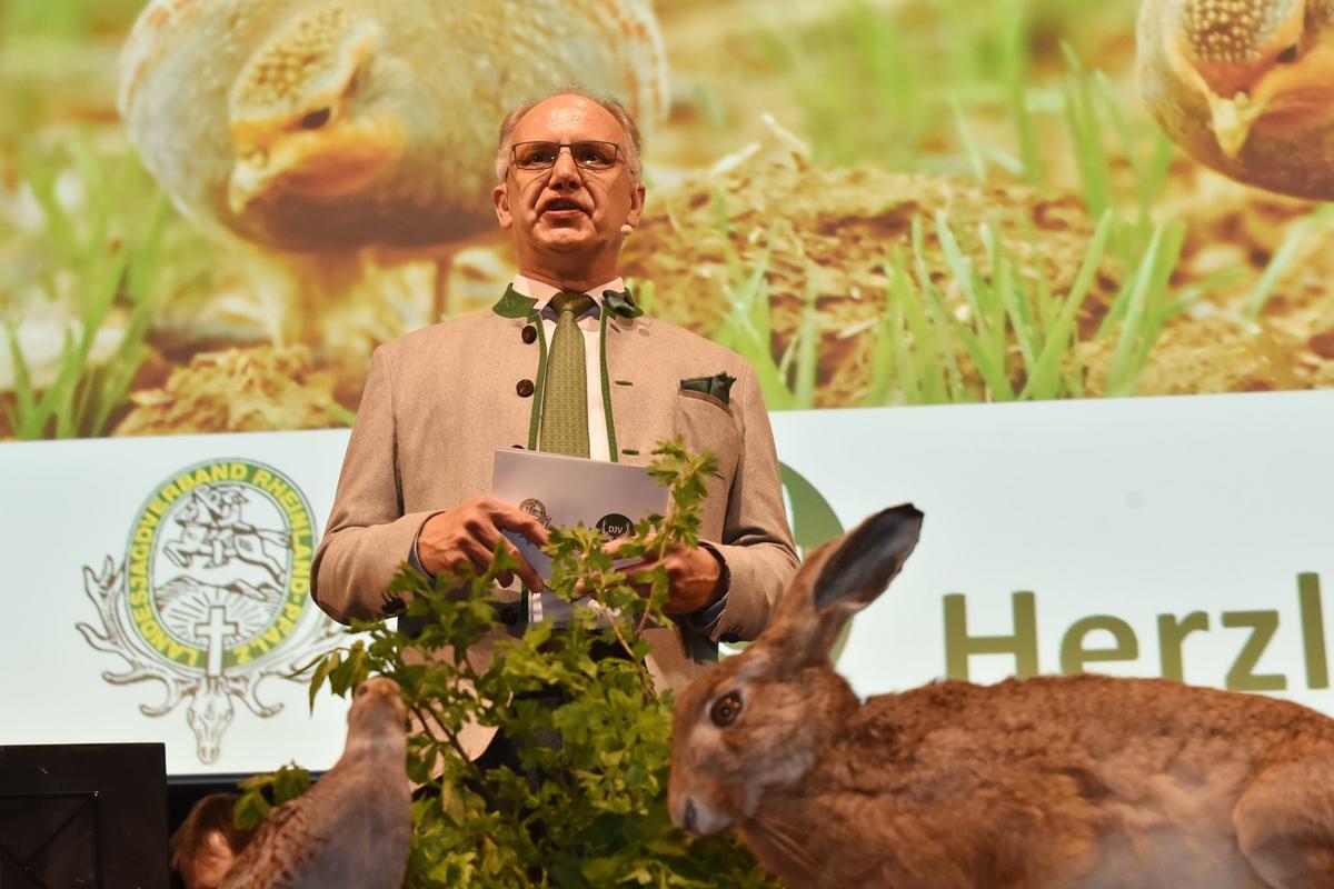 Gundolf Bartmann, Vizepräsident des Landesjagdverbandes Rheinland-Pfalz, eröffnet das Niederwildsymposium im Kurfürstlichen Schloss zu Mainz. (Quelle: Milinski/DJV)
