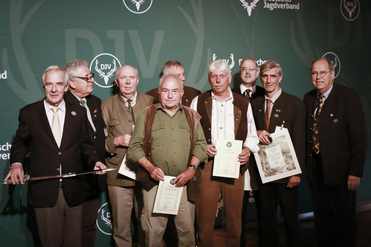 Für besondere Verdienste um das Jagdwesen vergab der DJV drei Verdienstnadeln in Bronze, drei in Gold und einen Ehrenhirschfänger