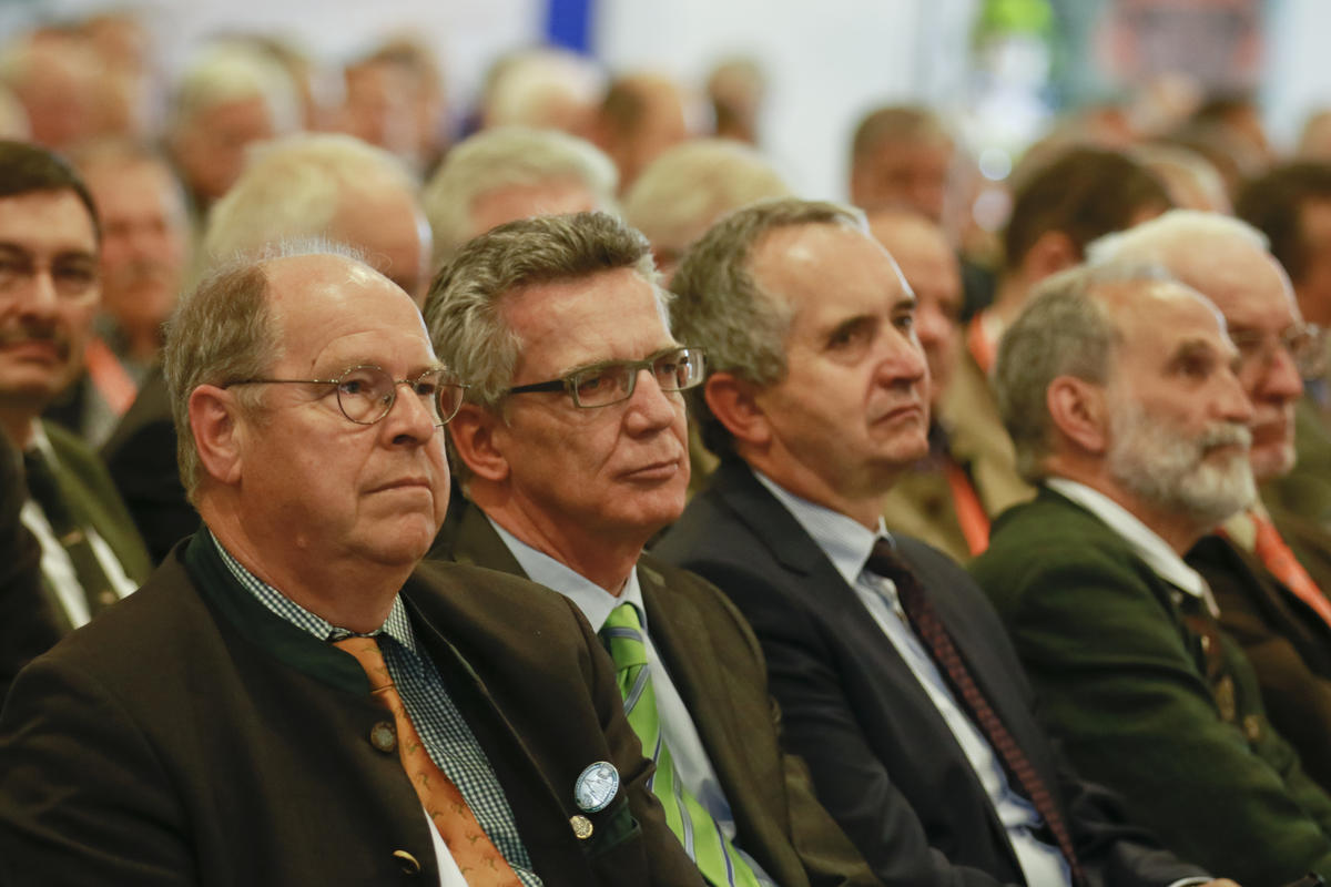 v.l.: DJV-Präsident Hartwig Fischer, Bundesinnenminister Thomas de Maizière und Thomas Schmidt, Sächsischer Staatsminister für Umwelt und Landwirtschaft, redeten auf dem Bundesjägertag.