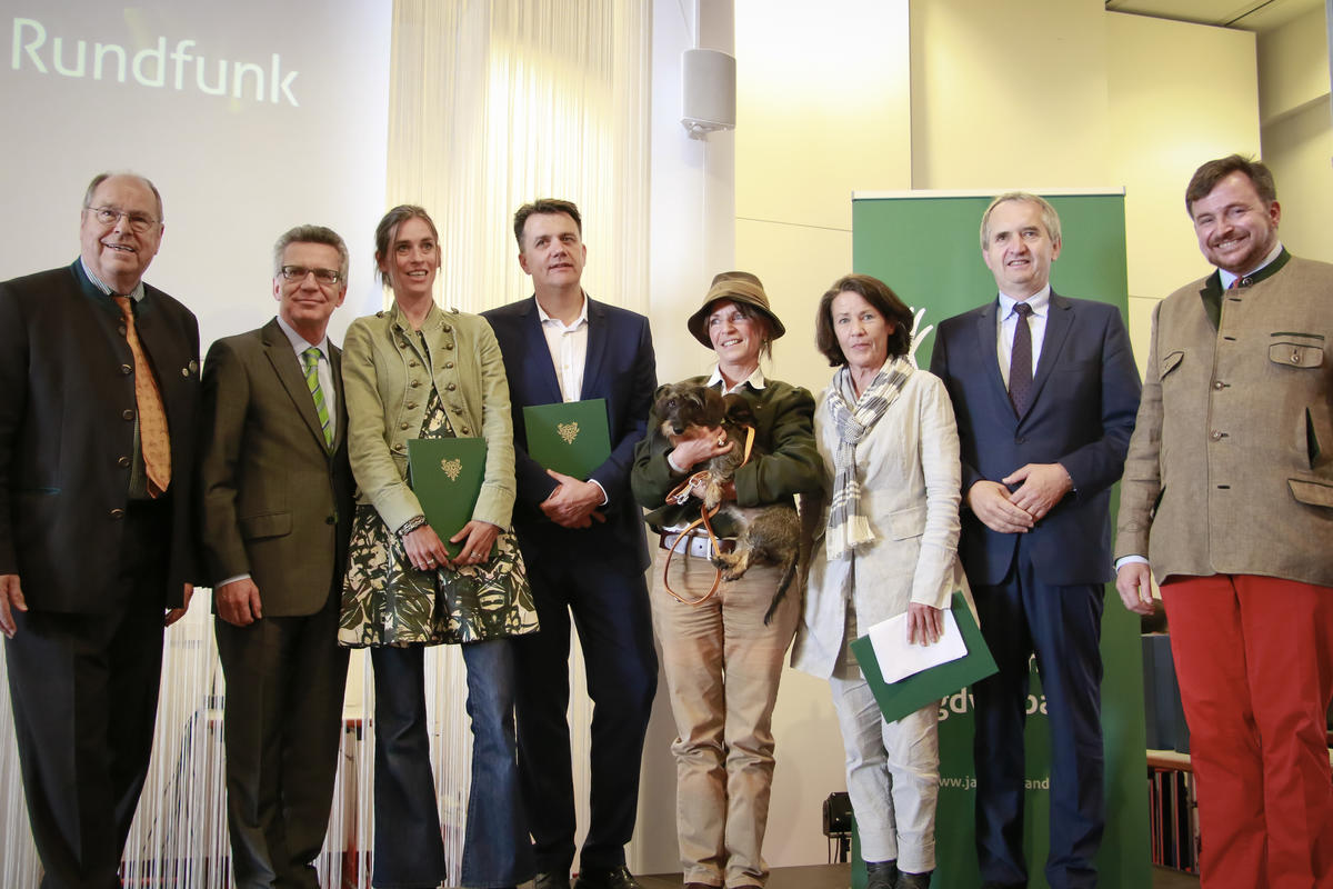 Andreas Schuler (4.v.l.) gewann mit einer 8-teiligen Serie über den Wald die Auszeichnung in der Kategorie Print. Dr. Susanne Weichselbaumer (3.v.l.) erhält den Preis in der Kategorie Hörfunk für den Beitrag 