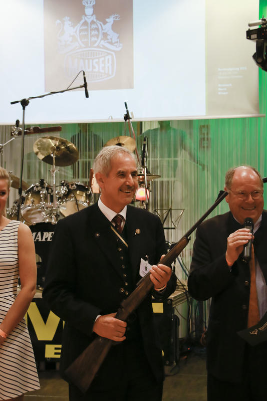 Wolfgang Milcke gewinnt bei der Tombola einen der Hauptpreise, eine Mauser M12, und spendet diese dem DJV für zukünftige Projekte mit Jungjägern.  