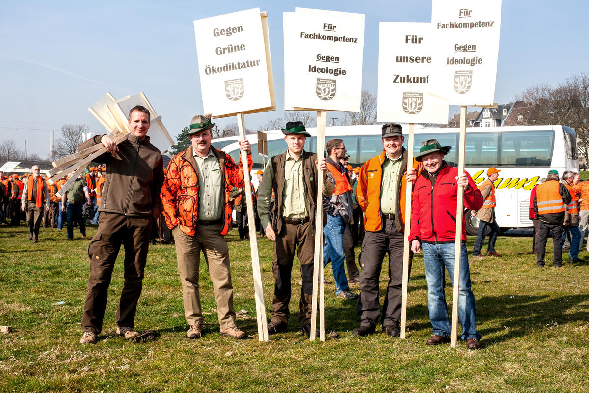 Auch diese fünf Jäger sind nach Düsseldorf gekommen, um gegen das geplante Jagdgesetz zu demonstrieren. (Quelle: Gillessen/DJV)