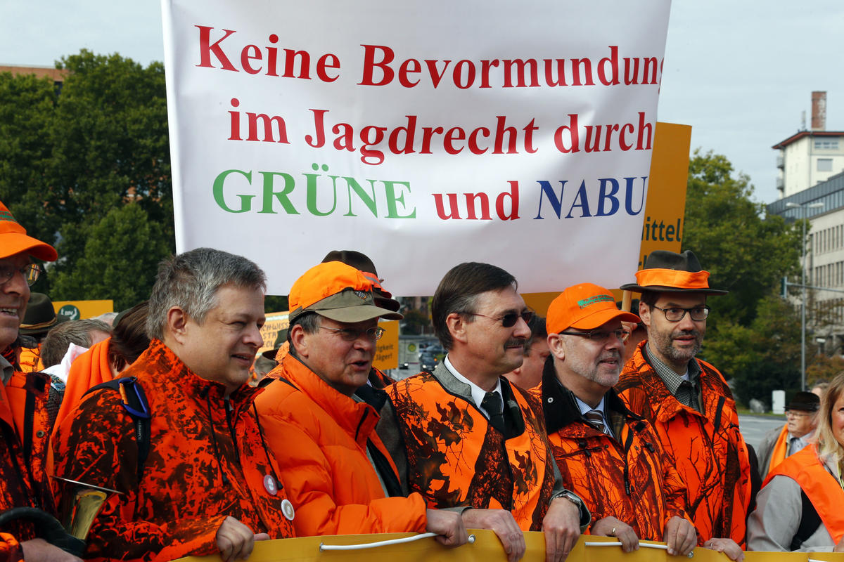LJV-Präsident Dr. Jürgen Ellenberger inmitten von Demonstranten. (Quelle: Orlowski/DJV)